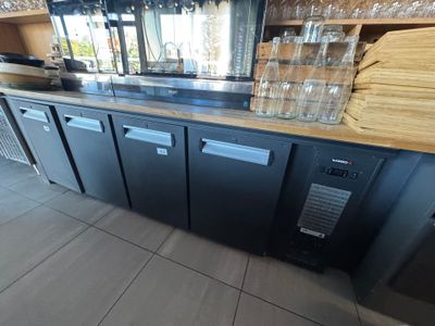 un comptoir sur lequel sont posés plusieurs verres
