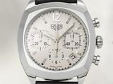 un gros plan d'une montre au cadran blanc