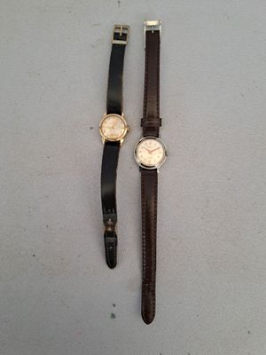 deux montres assises l'une à côté de l'autre sur une table