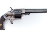 gros plan d'un revolver sur fond blanc