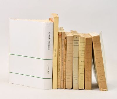 un grand nombre de livres empilés les uns sur les autres