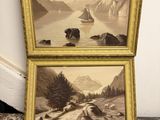 deux photos encadrées représentant des montagnes et un lac, posées sur une table