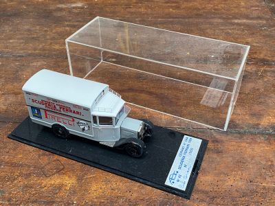 un camion miniature posé sur une table