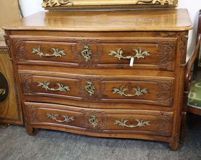 Commode en noyer clair, la façade galbée à trois tiroirs à r…