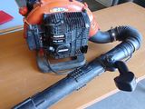 une image représentant un ventilateur et un autre ventilateur posé sur une table