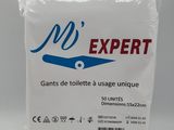 un gros plan sur un paquet de papier toilette posé sur une table