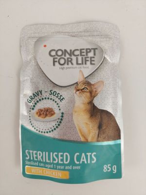 un sac de nourriture pour chat posé sur une surface blanche