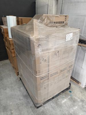 une grande pile de cartons entreposée dans un entrepôt