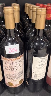 plusieurs bouteilles de vin sont alignées sur une étagère dans un magasin