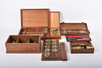 Lot d'instruments médicaux et scientifiques dans des écrins … - Photo 1