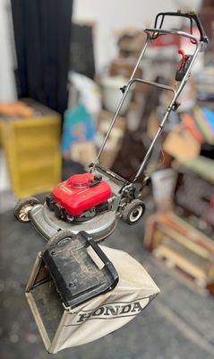 une tondeuse à gazon posée sur une boîte