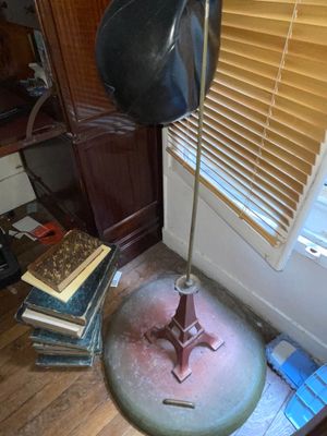 une lampe posée sur une table dans une pièce