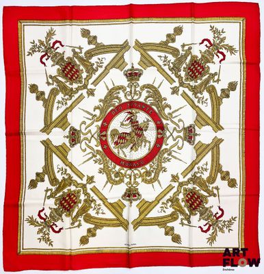 une écharpe carrée rouge et blanche ornée d'un motif doré et rouge