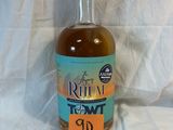 une bouteille de rhum posée sur une table