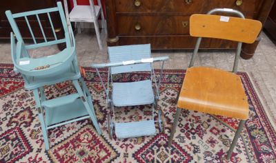 trois chaises et une table dans une pièce où se trouve un tapis