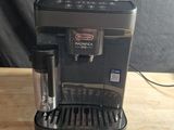 un gros plan d'une cafetière posée sur une table en bois