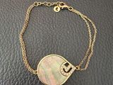 un bracelet en or avec aba aba aba aba aba aba aba aba aba aba aba aba aba aba aba aba aba