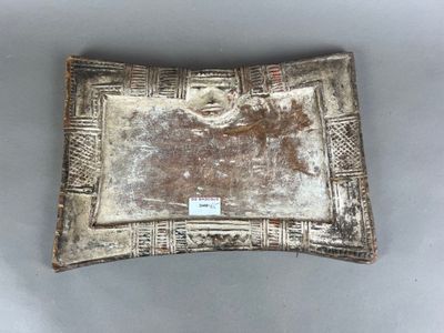 une vieille assiette en argent sur laquelle est représenté un homme