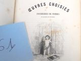 un vieux livre sur lequel figure la photo d'un enfant