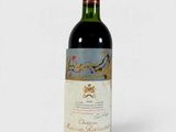 une bouteille de vin posée sur une table