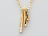 gros plan d'un collier en or sur une surface blanche