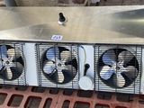 trois ventilateurs posés sur une palette