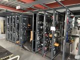 une pièce remplie d'appareils électroniques