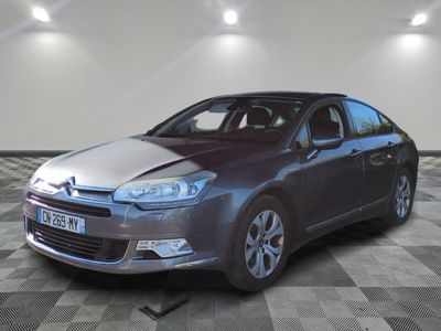 la photo d'une voiture garée dans un garage