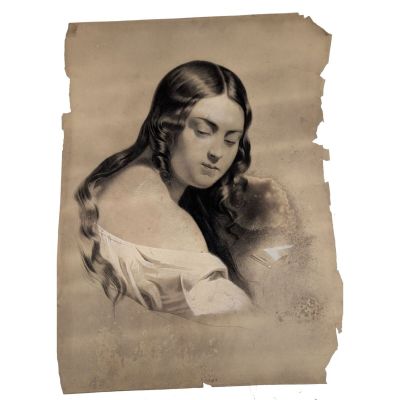 une vieille photo d'une femme aux cheveux longs tenant un chat dans ses bras
