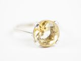 un gros plan d'une bague sertie d'une citrine