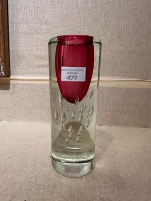 un verre orné d'une étiquette rouge, posé sur un comptoir