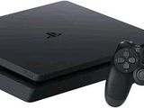 une console PlayStation 4 noire de Sony à côté d'une console PlayStation 4 noire