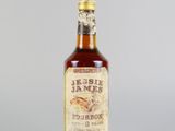 une petite bouteille de bourbon posée sur une table