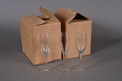 deux verres à vin vides devant une boîte en carton