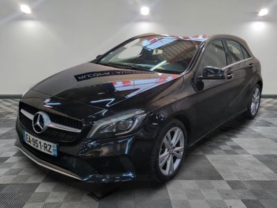 la mercedes cla est garée sur le sol en damier d'un garage