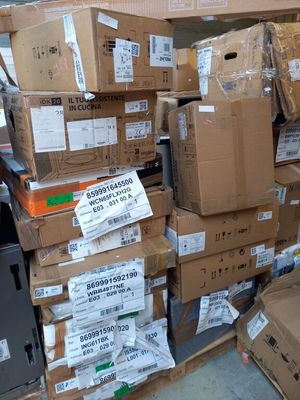 de nombreux cartons empilés dans un magasin