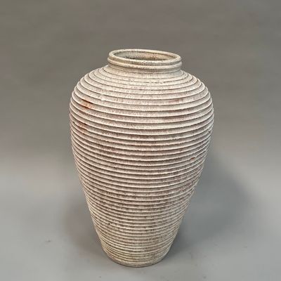 un vase blanc posé sur une table