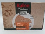 une photo d'une boîte de nourriture pour chat posée sur une table blanche