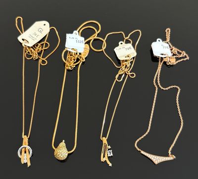 une collection de colliers et de pendentifs en or