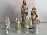 de nombreuses figurines posées sur une table