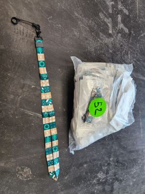 un gros plan sur une paire de ciseaux posée sur une table