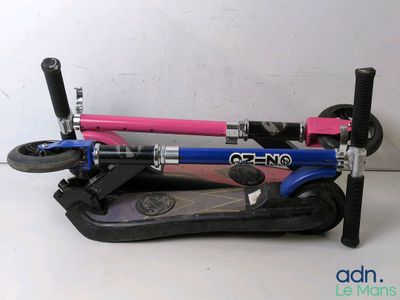 une trottinette posée sur une table