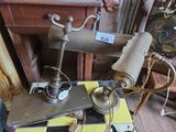 une table sur laquelle est posée une lampe