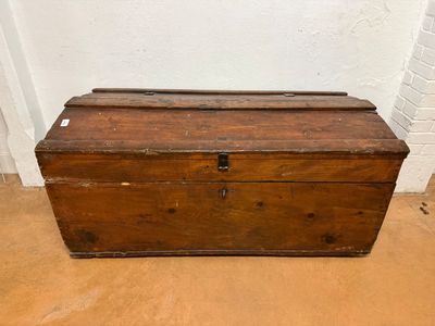 COFFRE à dessus bombé. 60 x 131 x 66 cm.