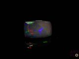 une bague Oplite noire ornée de lumières multicolores