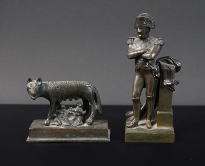 paire de figurines anciennes en bronze représentant un homme et un chien
