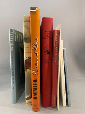 plusieurs livres sont empilés sur une table