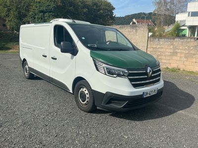 la photo d'une camionnette blanche garée sur un parking