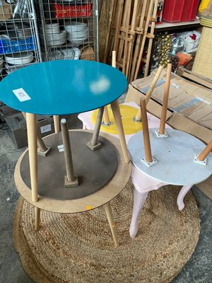deux chaises et une table posées à même le sol
