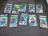 plusieurs paquets de cartes à collectionner Pokémon étalés par terre